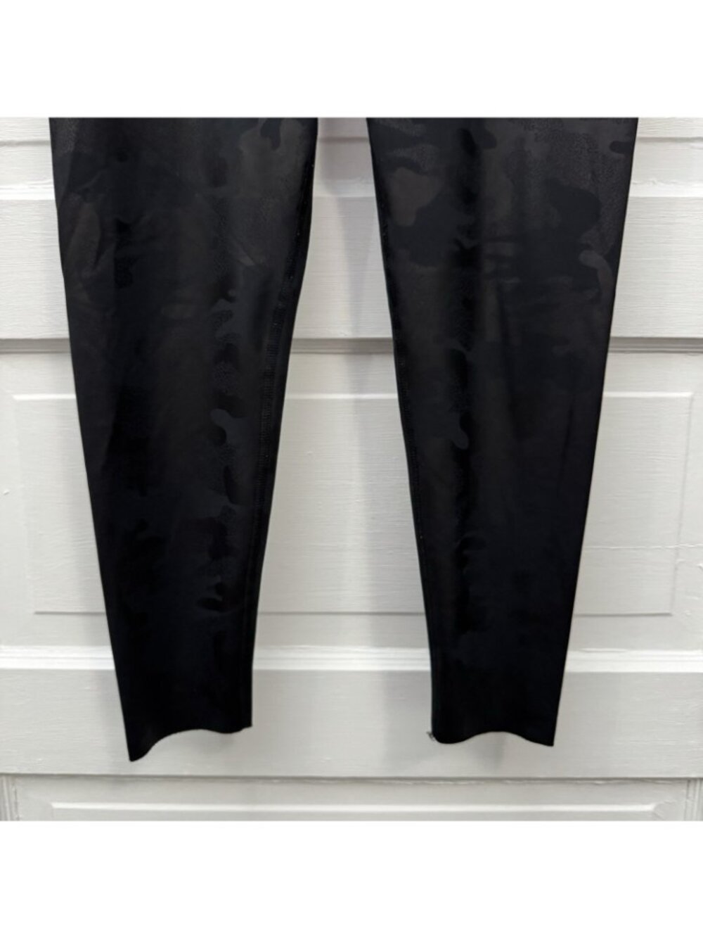 AR-33 Womens L Black Camo 7/8 Leggings Mid Rise Compression Made USA - Picture 4 of 12